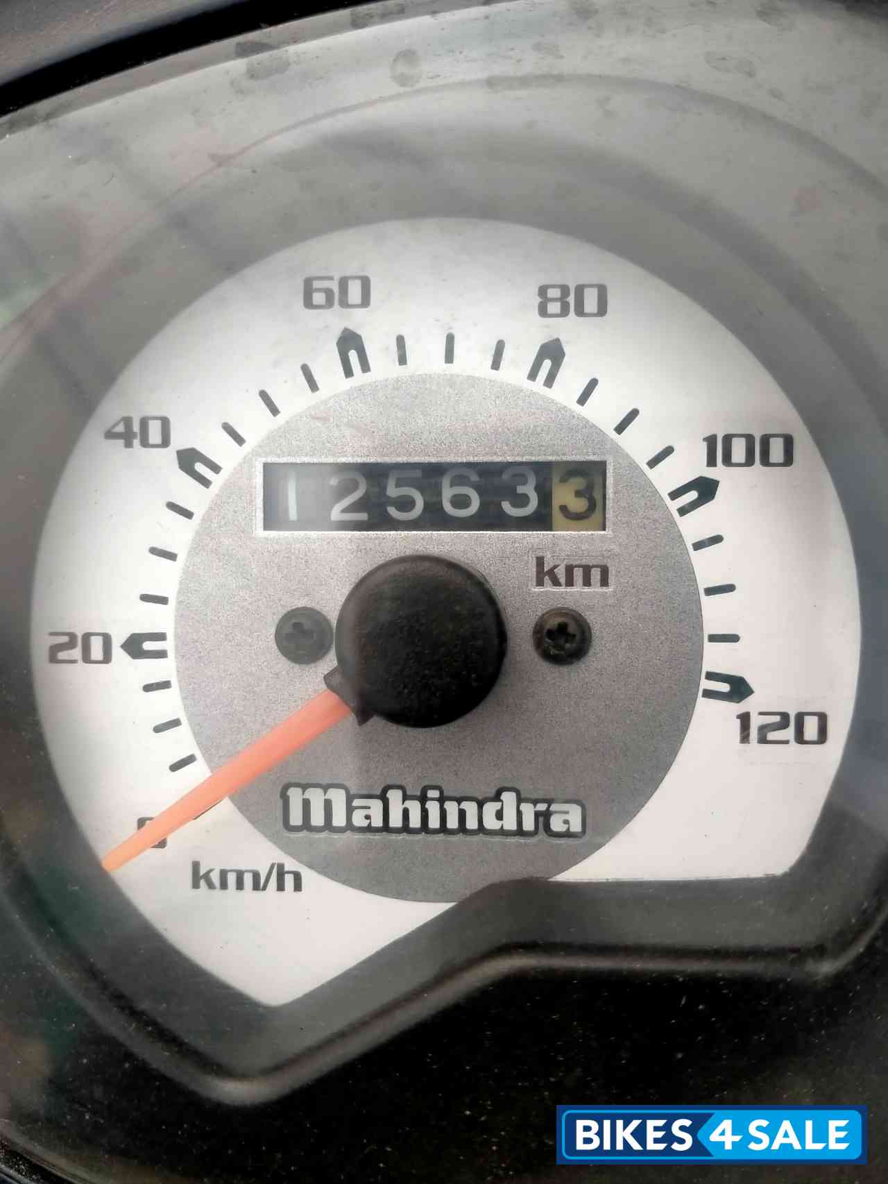 White Mahindra Duro