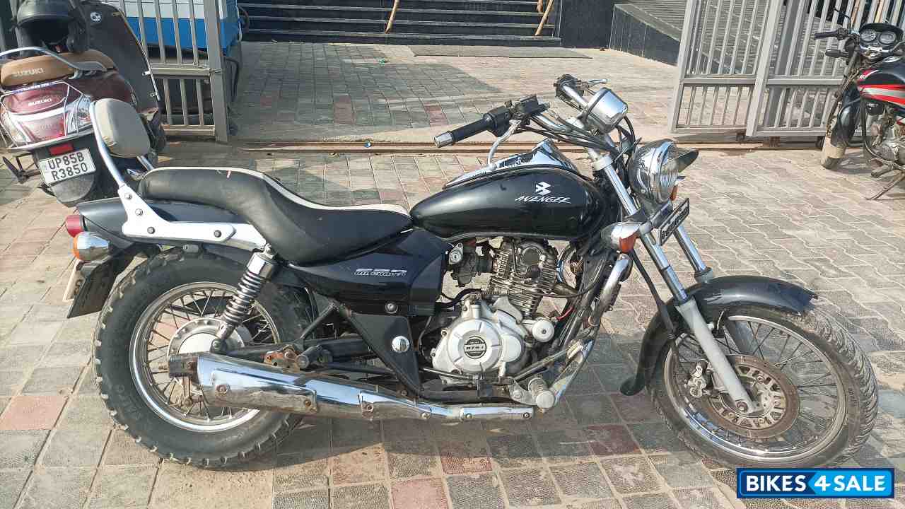 Black Bajaj Avenger 220 DTS-i
