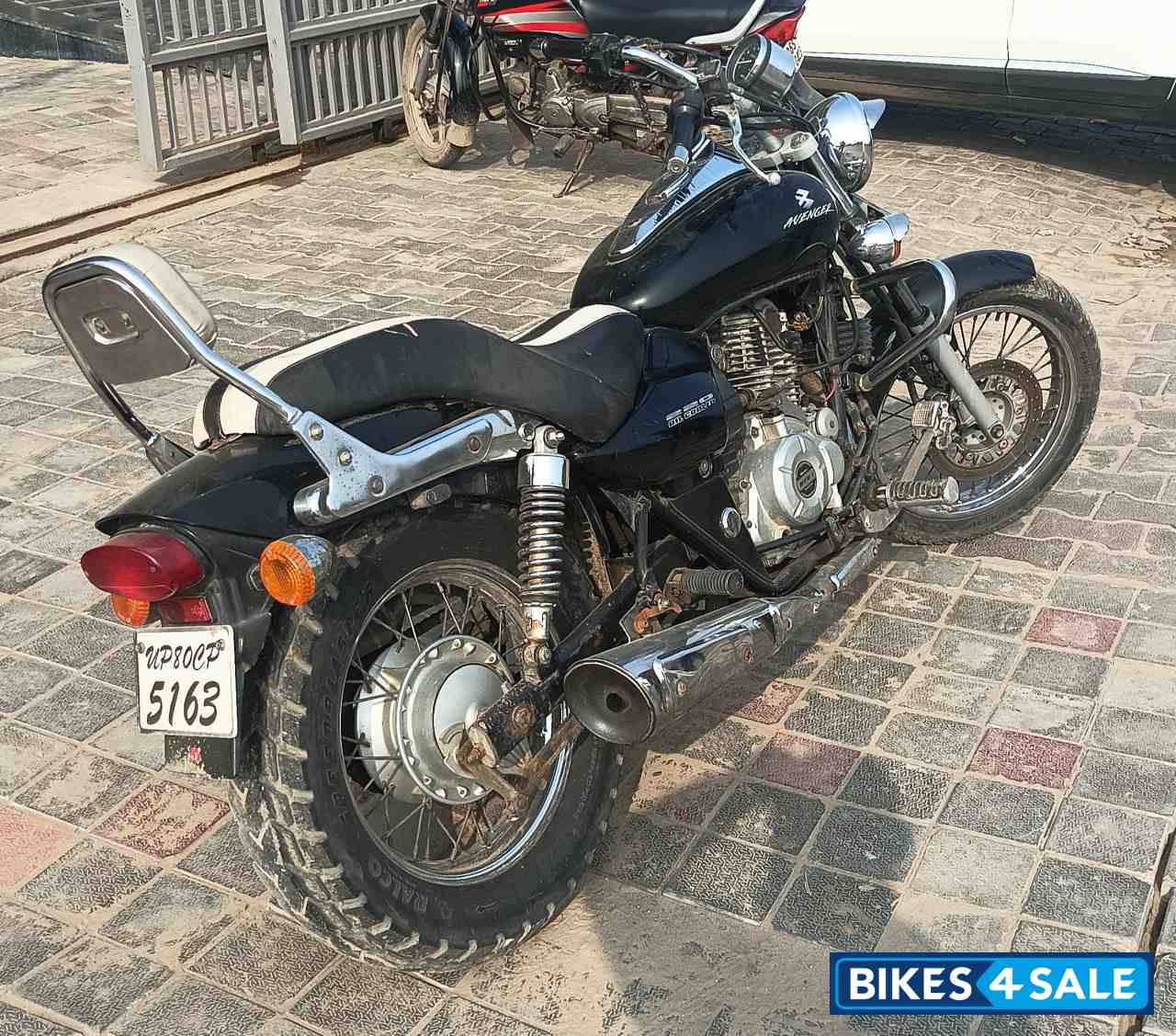 Black Bajaj Avenger 220 DTS-i