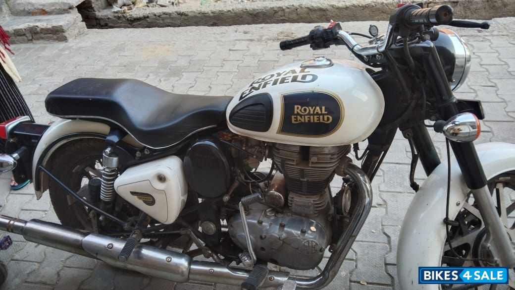 White Royal Enfield Classic 350