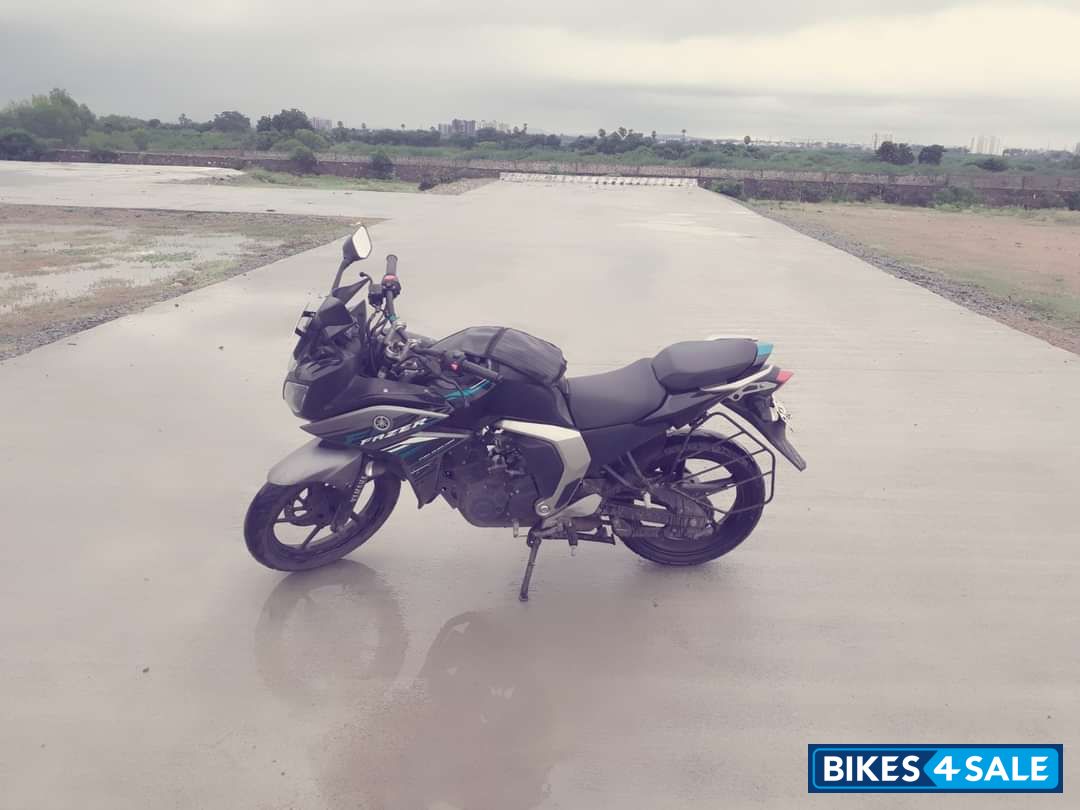 Black And Cyan Yamaha Fazer FI V2