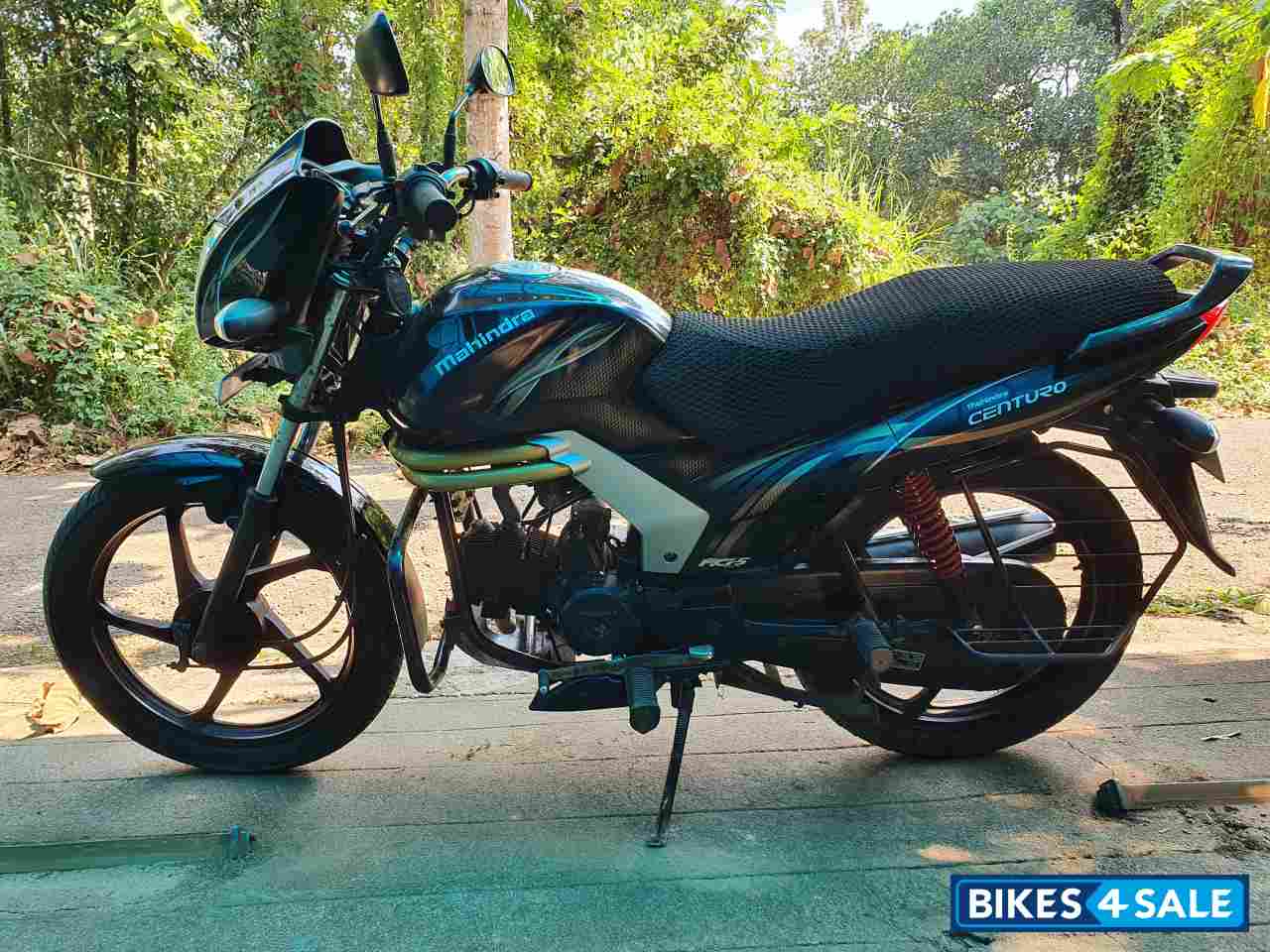 Black Mahindra Centuro