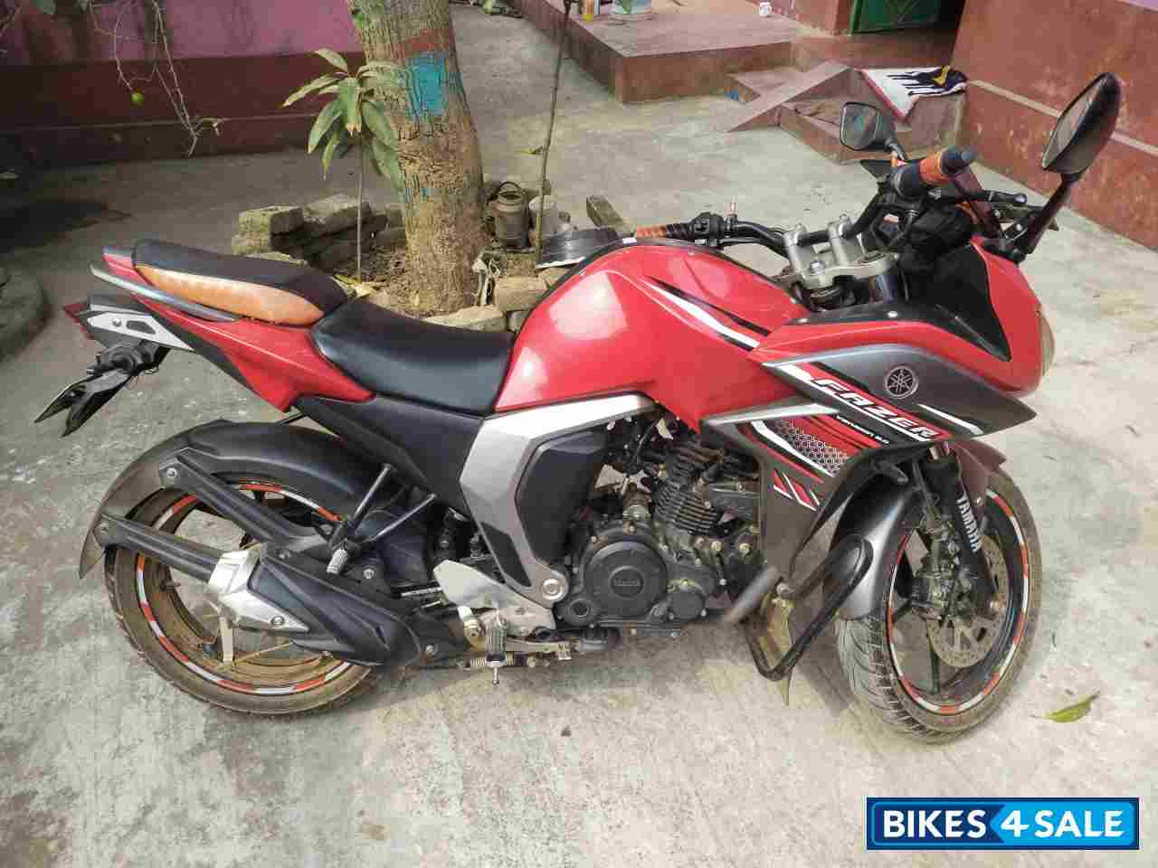 Red Yamaha Fazer FI V2