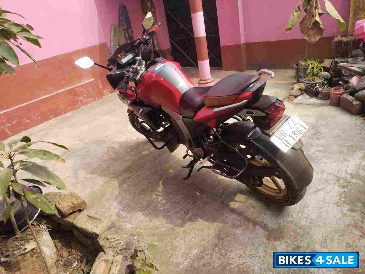 Red Yamaha Fazer FI V2