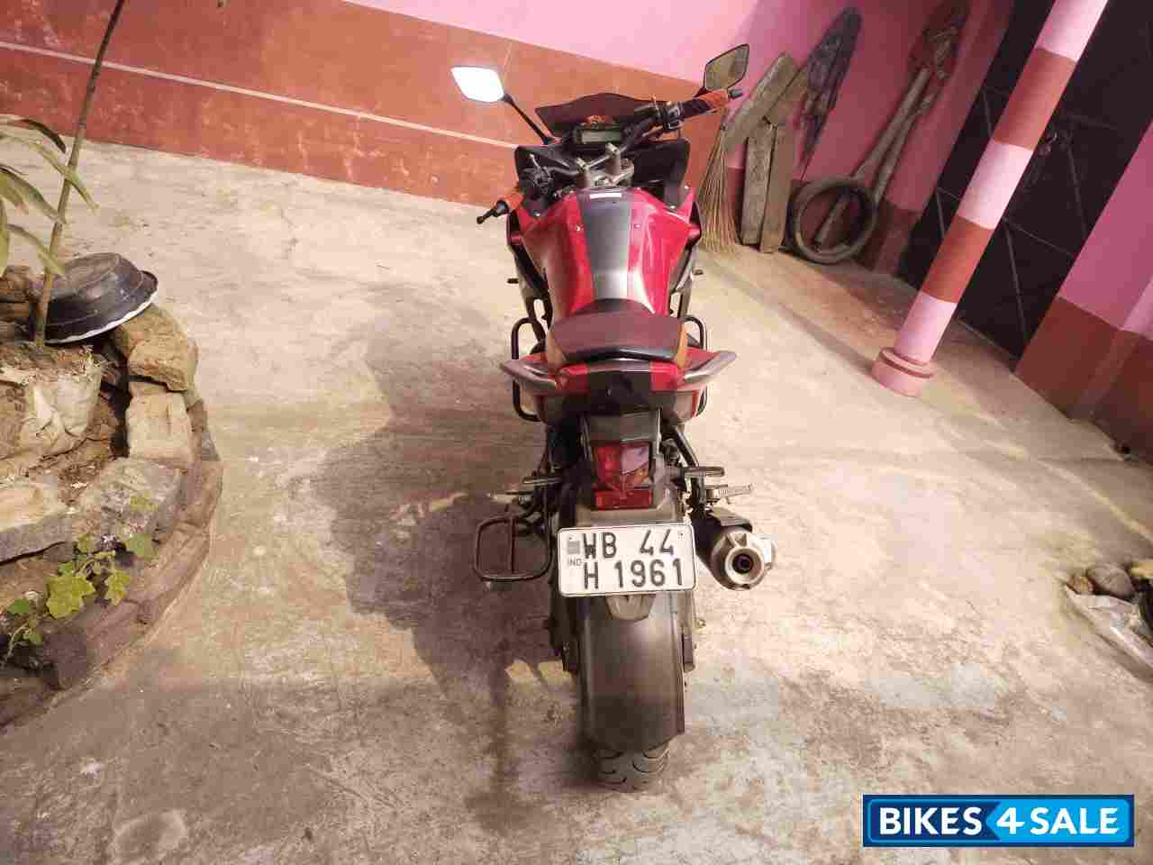 Red Yamaha Fazer FI V2