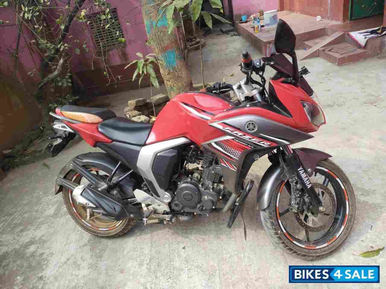 Red Yamaha Fazer FI V2