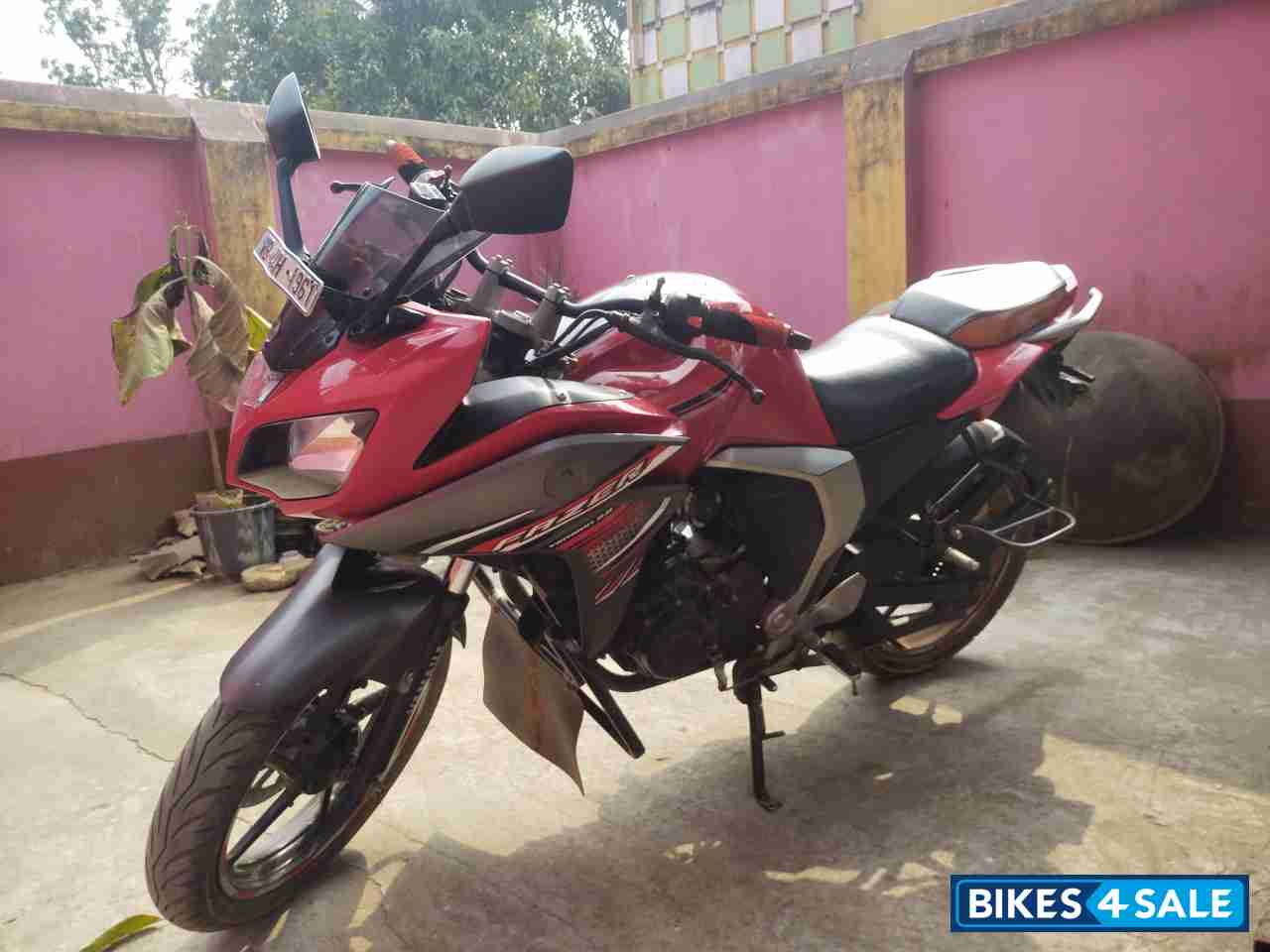 Red Yamaha Fazer FI V2