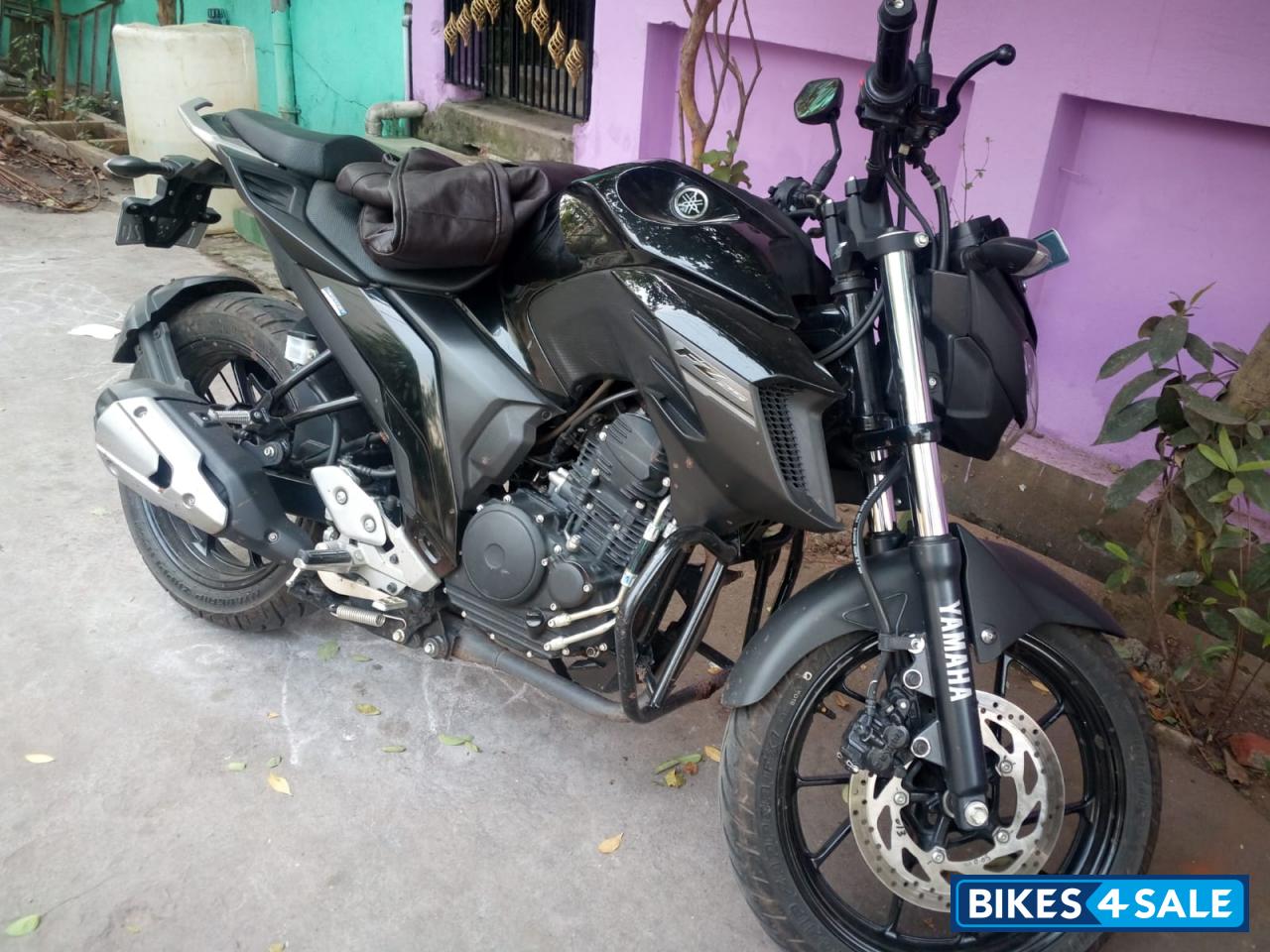 Black Yamaha FZ25