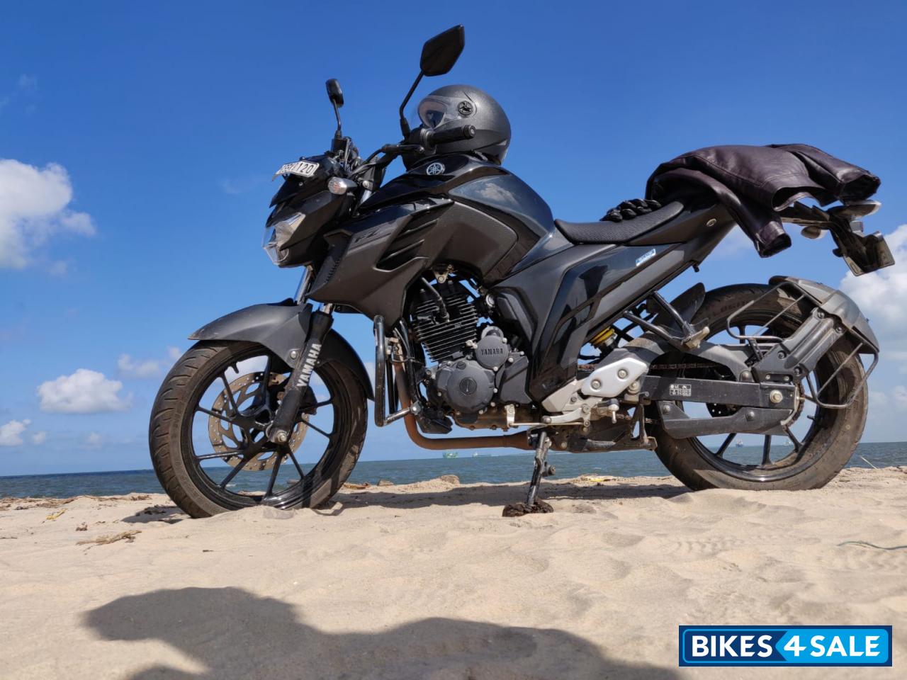 Black Yamaha FZ25