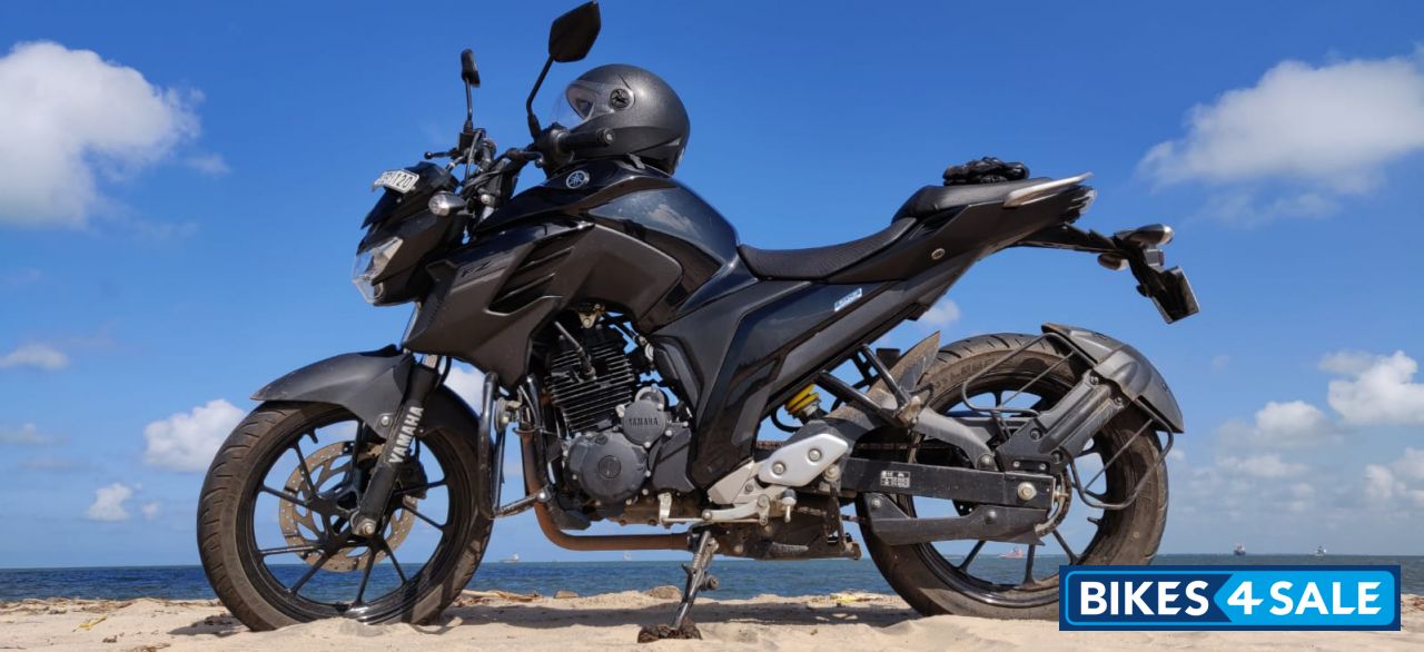 Black Yamaha FZ25