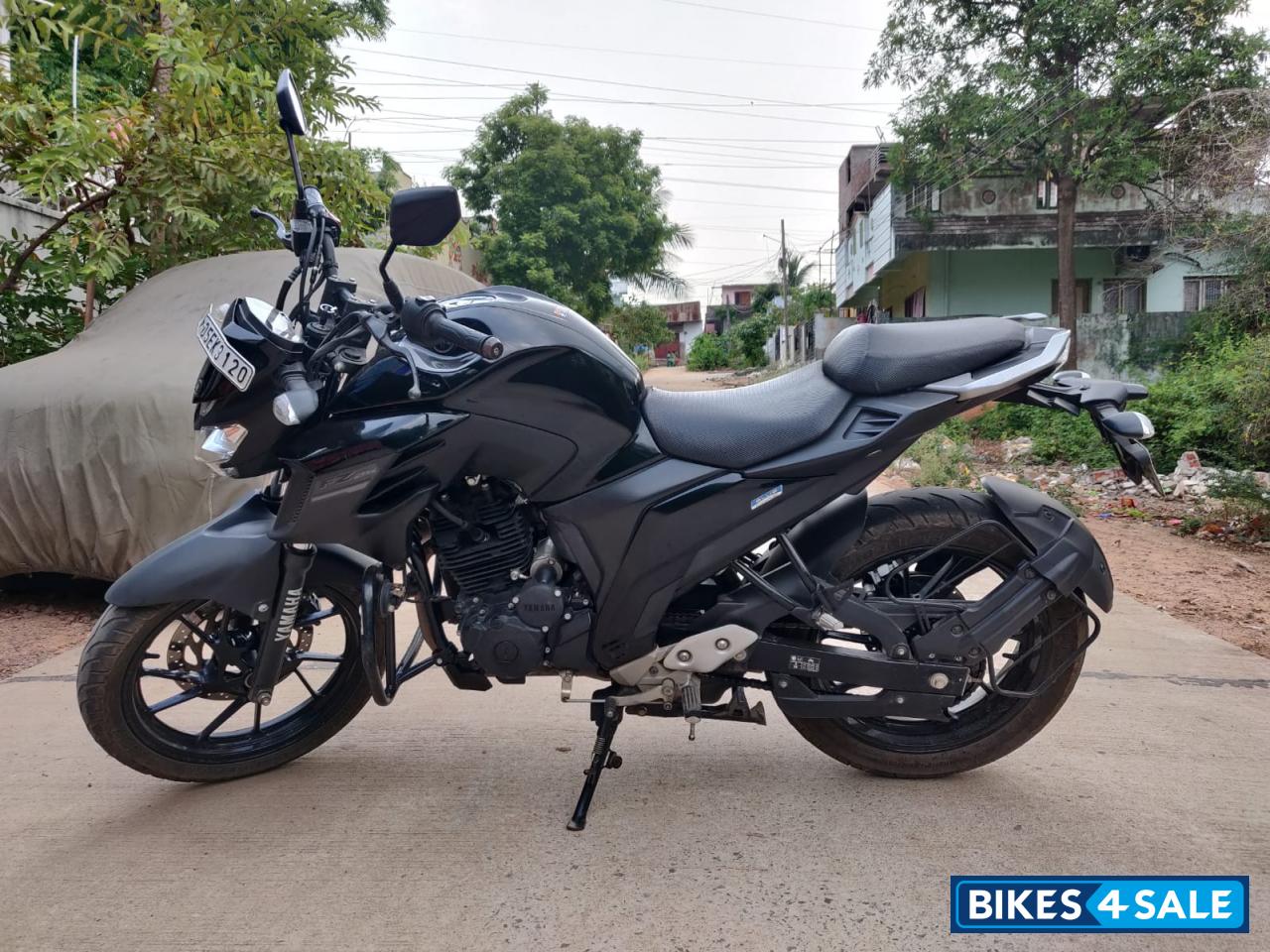 Black Yamaha FZ25