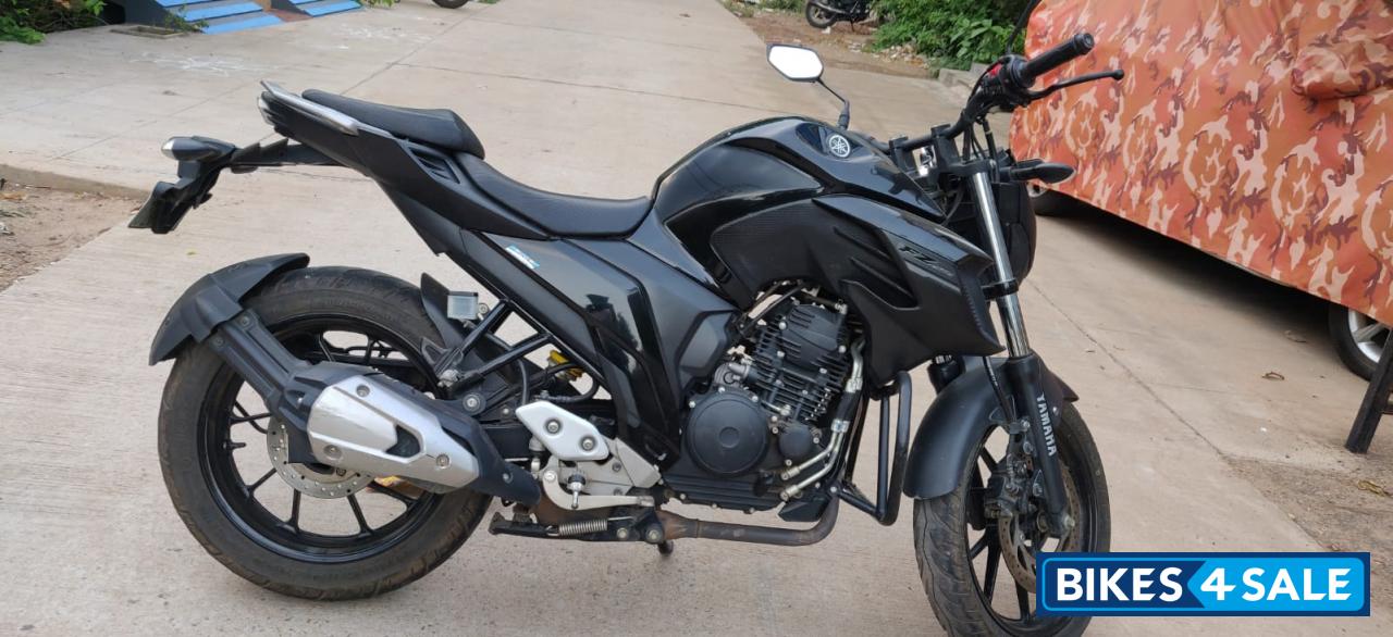 Black Yamaha FZ25
