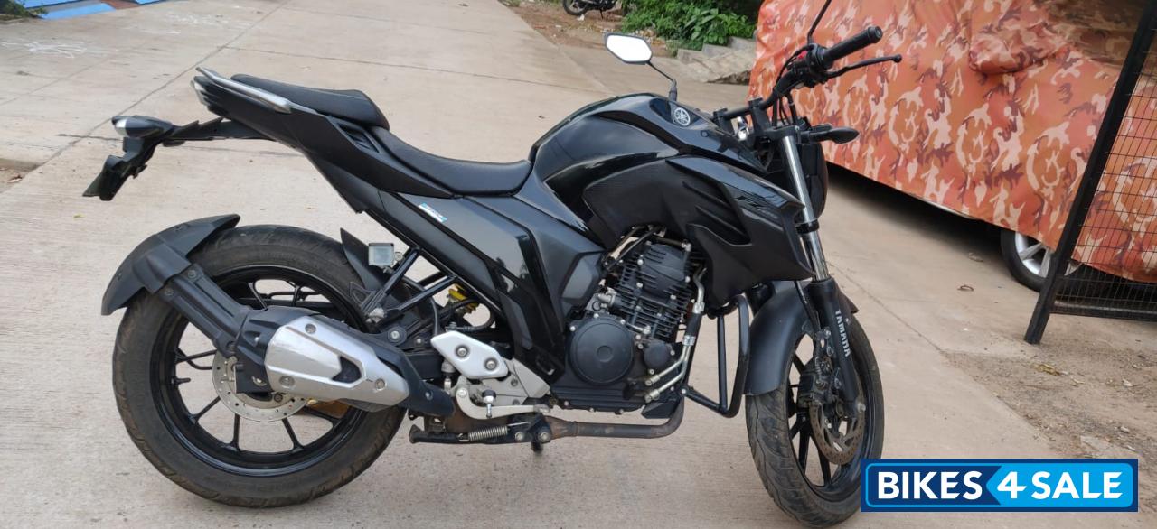 Black Yamaha FZ25