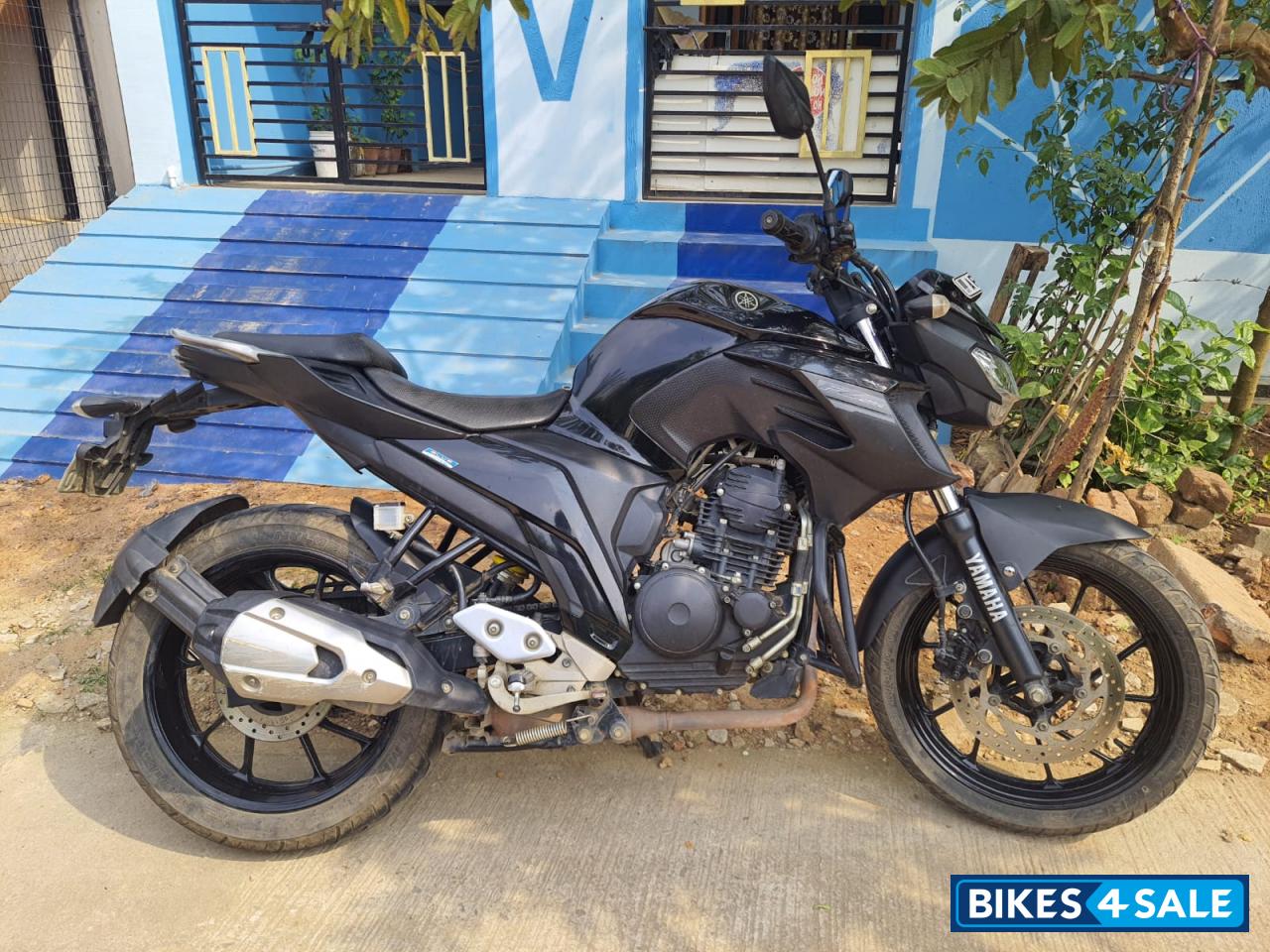 Black Yamaha FZ25