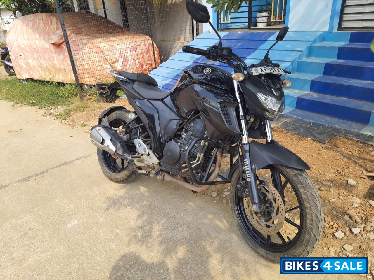 Black Yamaha FZ25