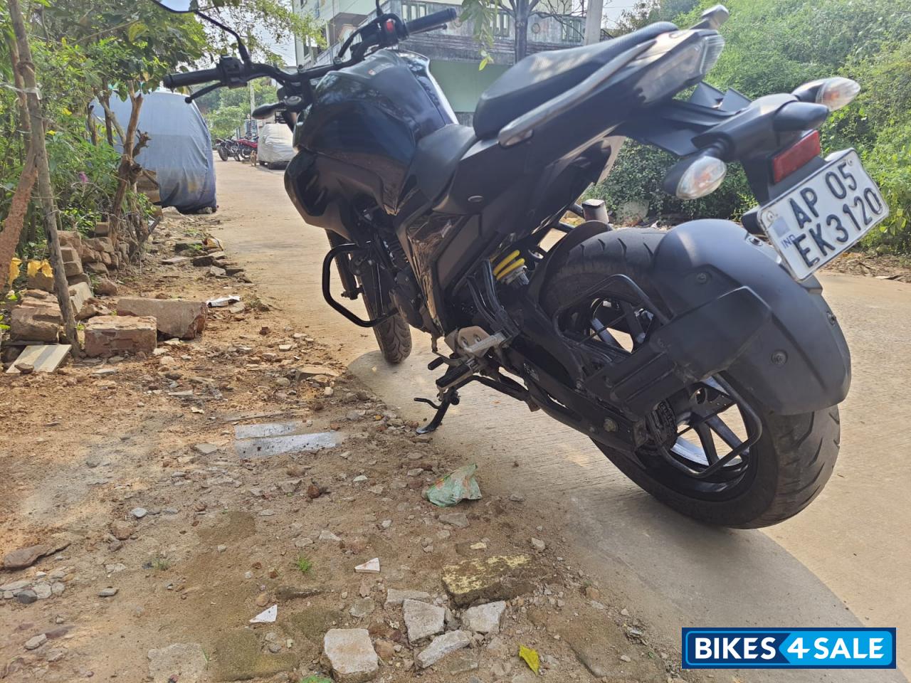Black Yamaha FZ25