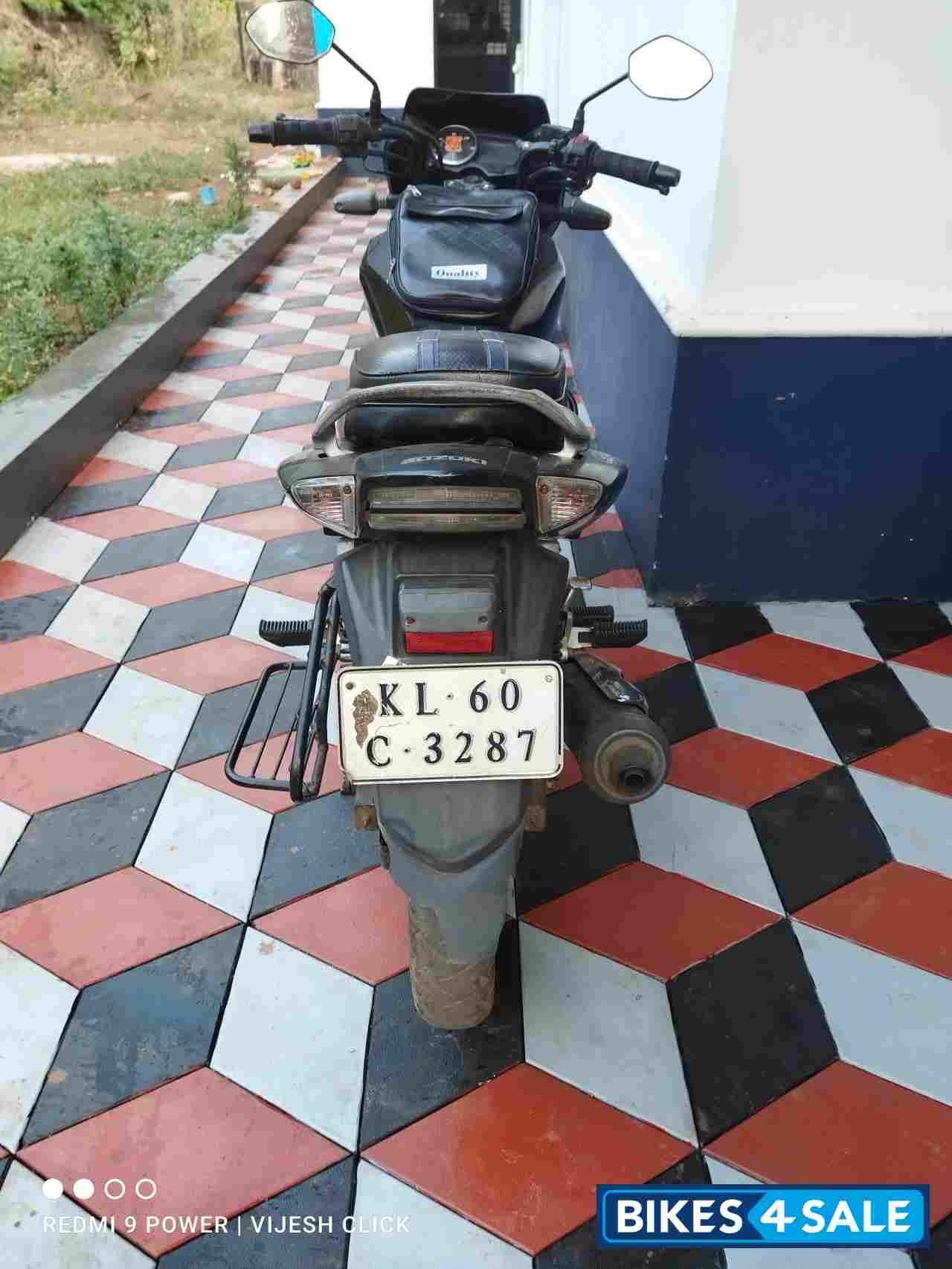 Black Suzuki GS 150R