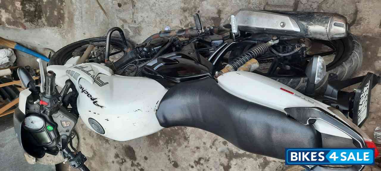 White TVS Apache RTR 180