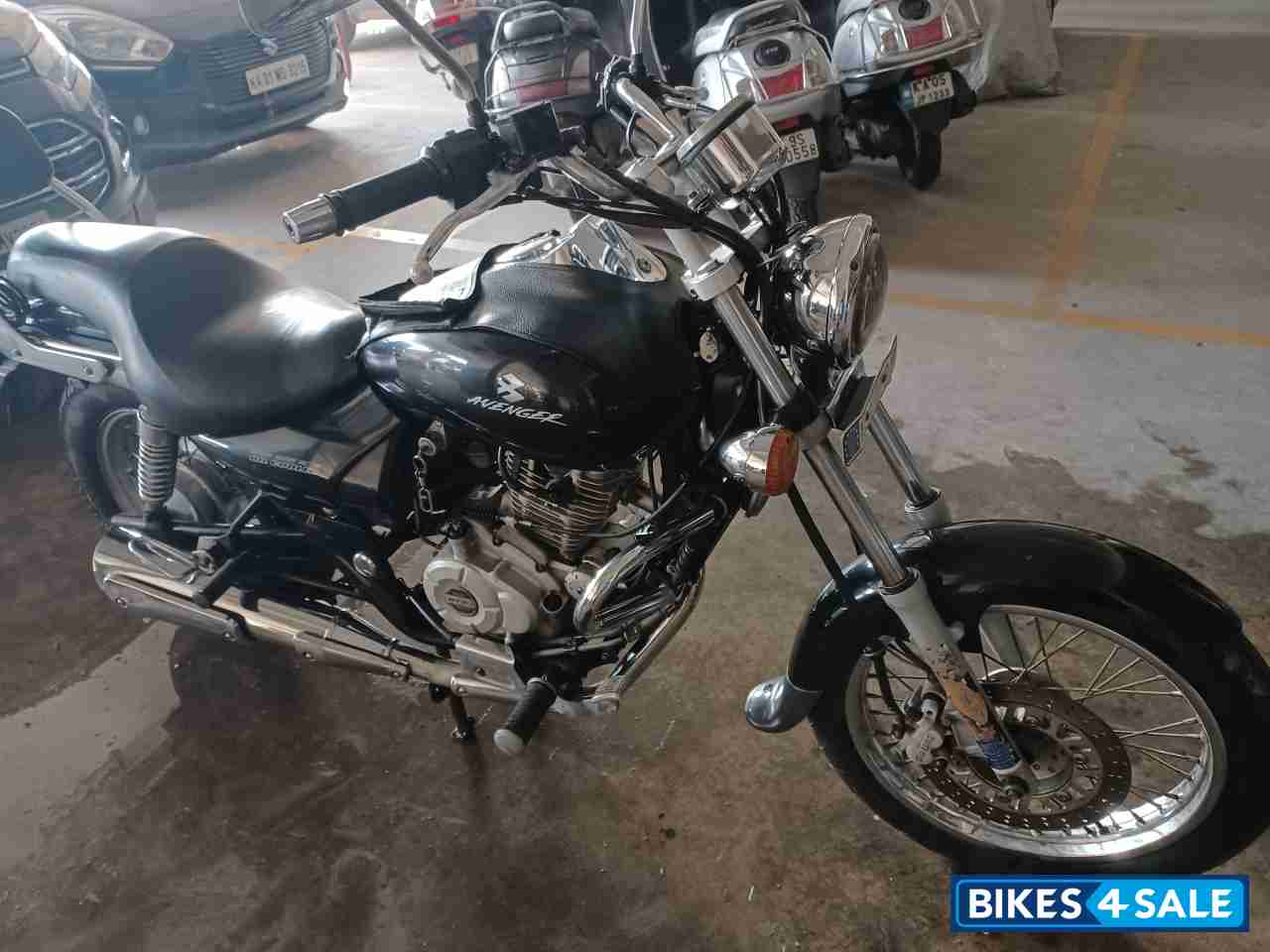 Black Bajaj Avenger 220 DTS-i
