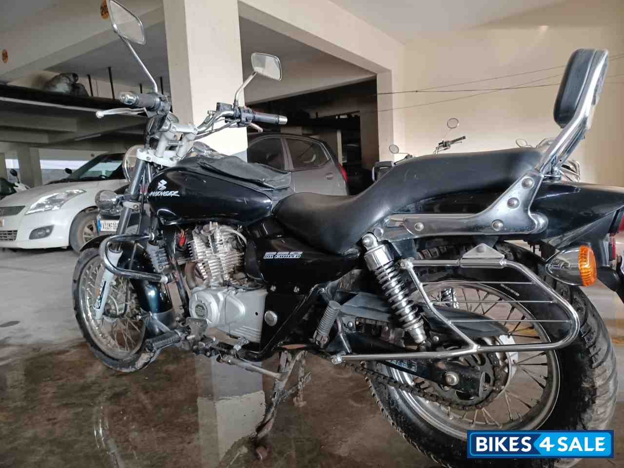 Black Bajaj Avenger 220 DTS-i