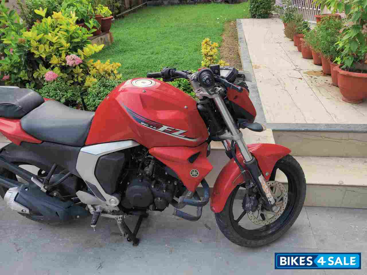 Red Yamaha FZ FI V2