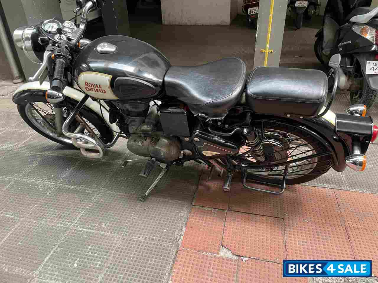 Black Royal Enfield Classic 500