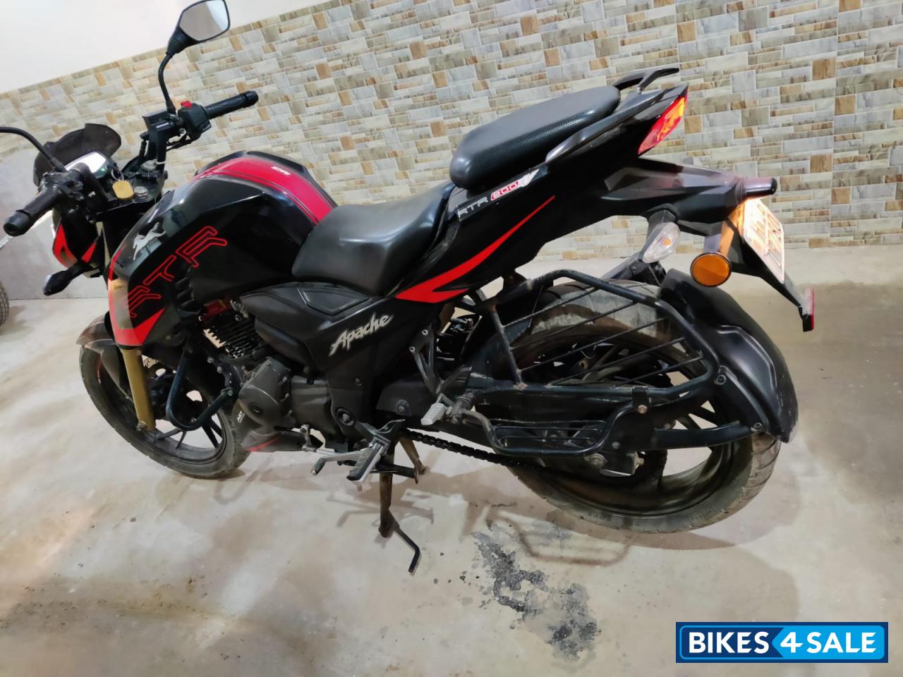 Black TVS Apache RTR 200 4V Race Edition 2.0