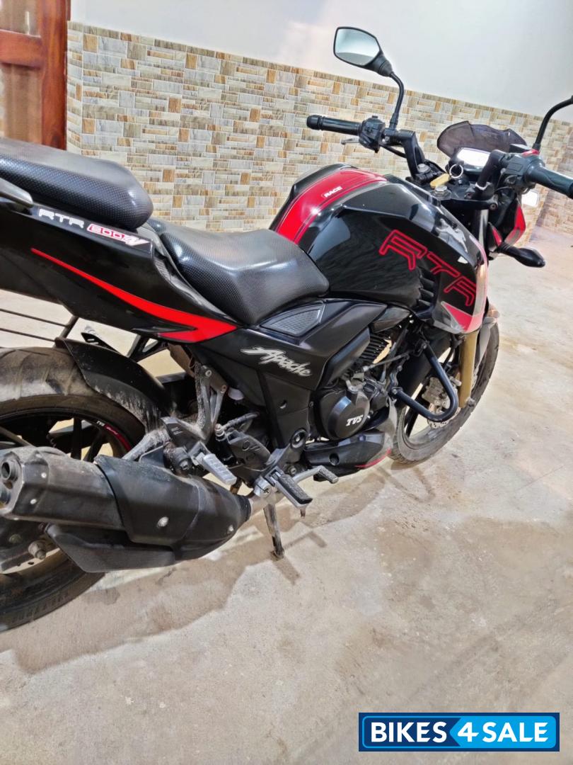 Black TVS Apache RTR 200 4V Race Edition 2.0