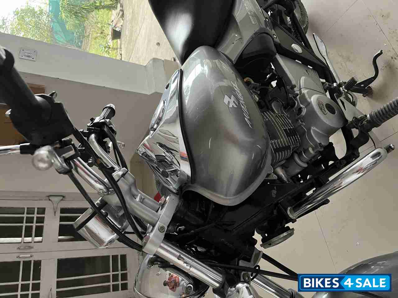 Bajaj Avenger 200 DTS-i