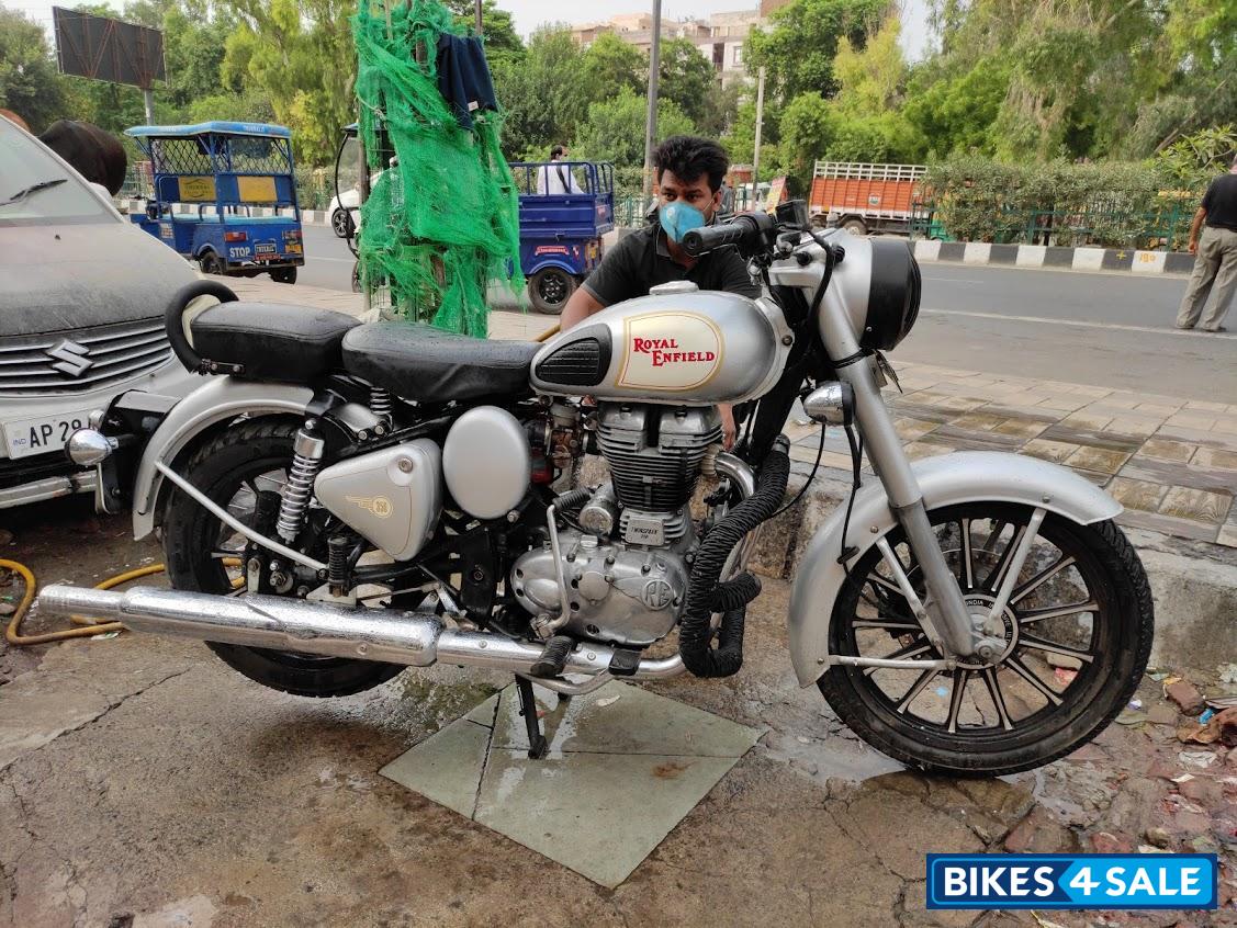 Silver Royal Enfield Classic 350 Silver Royal Enfield Classic 350