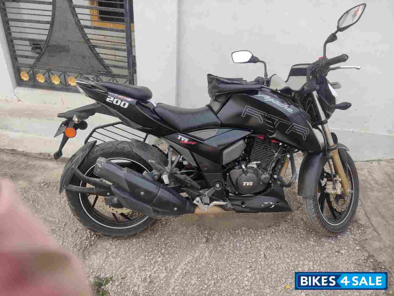 Black TVS Apache RTR 200 4V