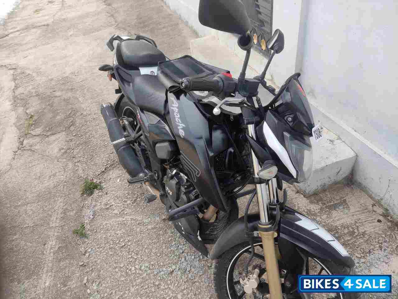 Black TVS Apache RTR 200 4V Black TVS Apache RTR 200 4V