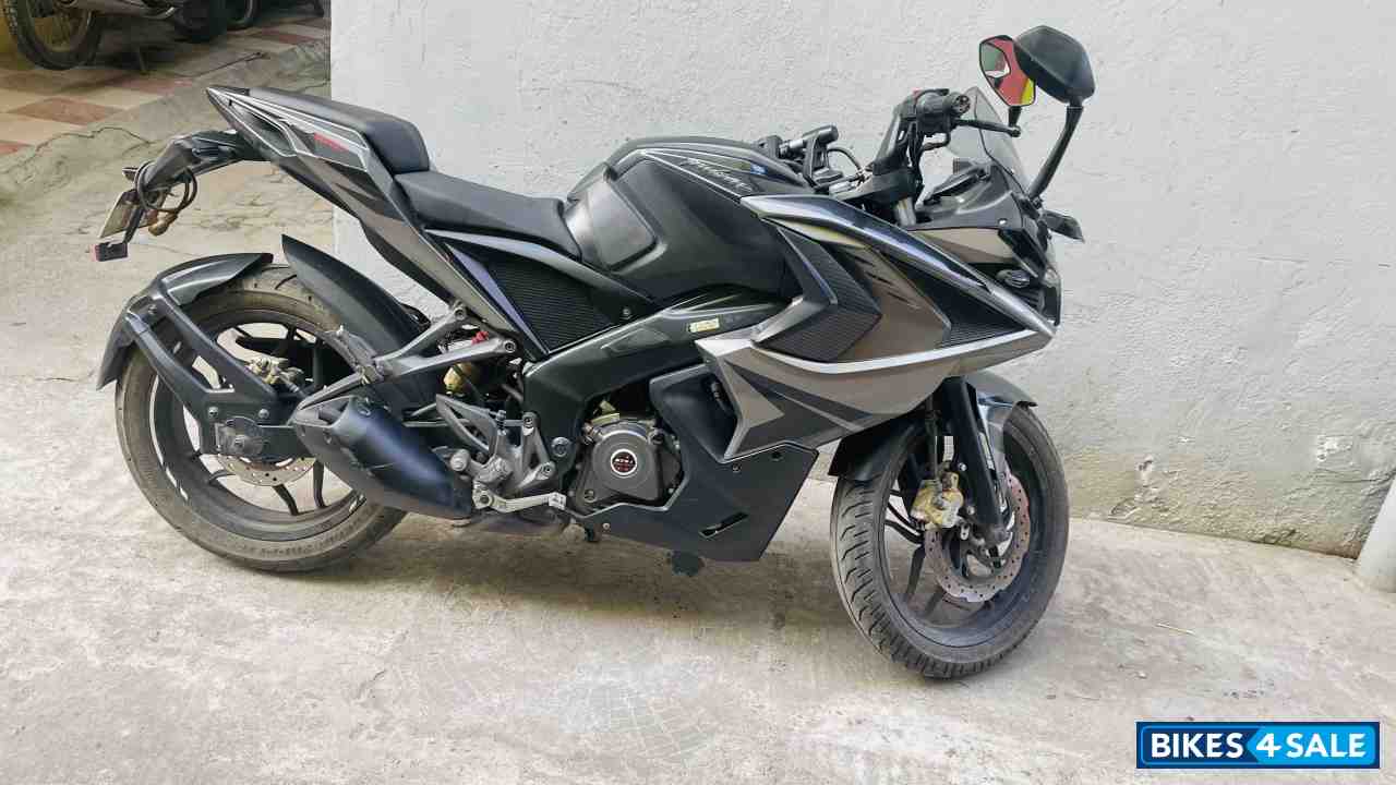 Black Bajaj Pulsar RS 200