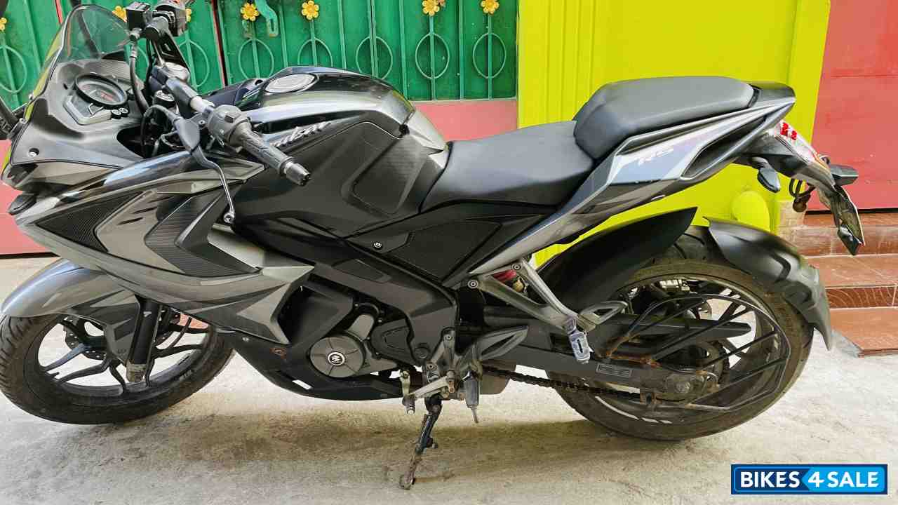 Black Bajaj Pulsar RS 200