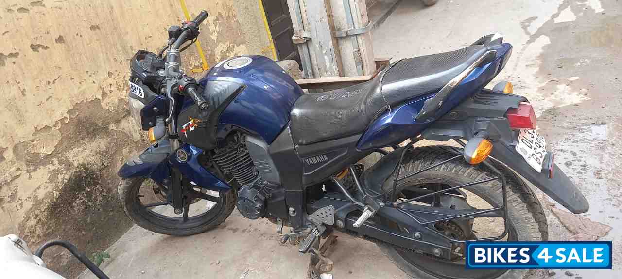 Blue Yamaha FZ16