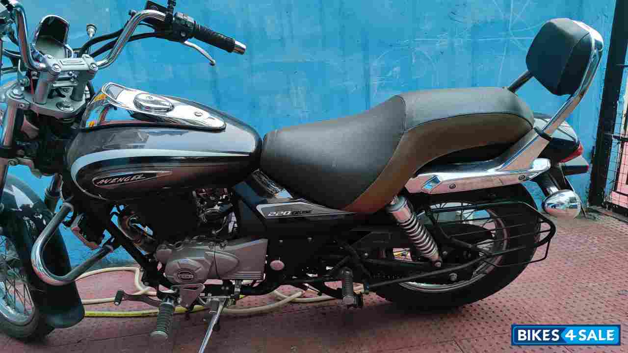 Auburn Black Bajaj Avenger Cruise 220 BS6