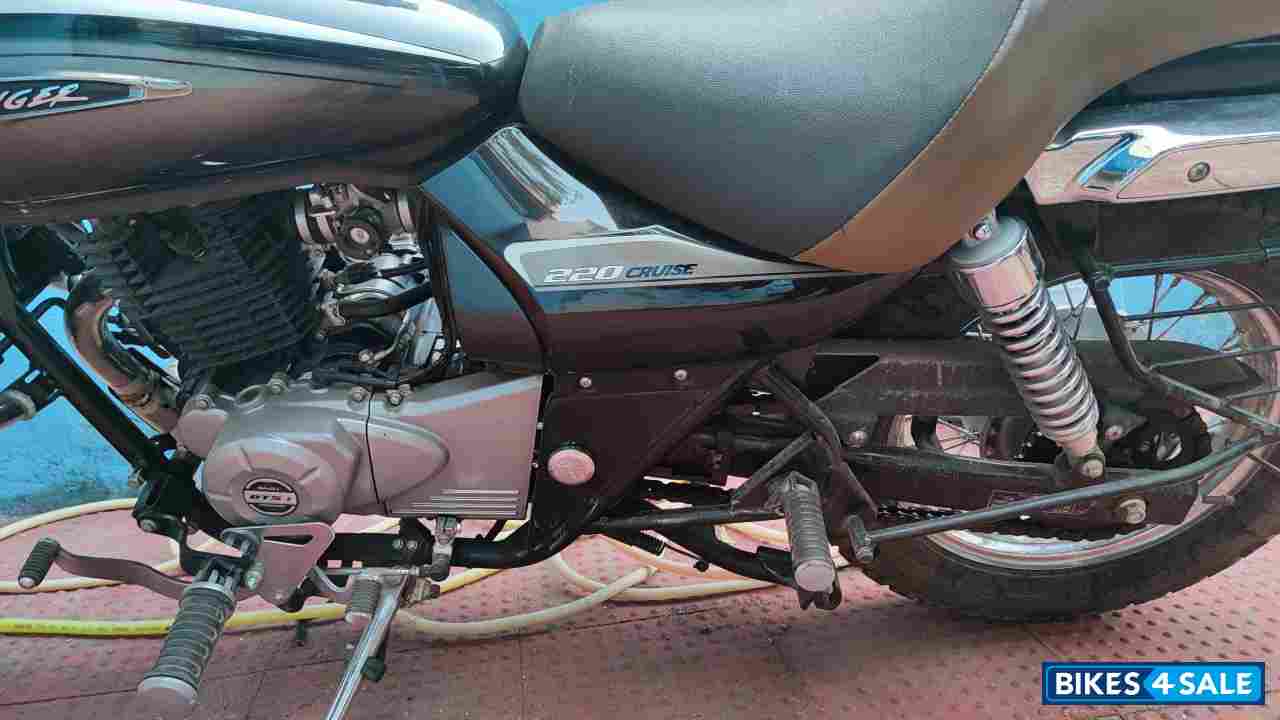 Auburn Black Bajaj Avenger Cruise 220 BS6