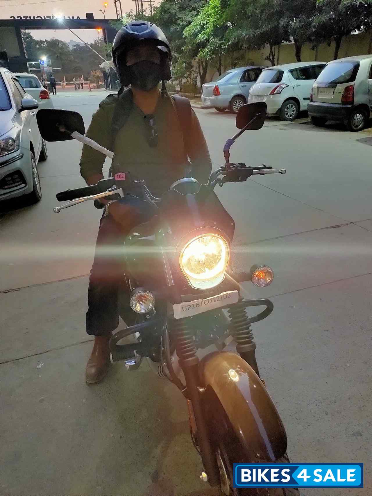 Ebony Black Met Bajaj Avenger Street 160