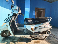 White Mahindra Gusto