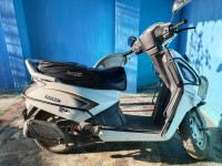 White Mahindra Gusto