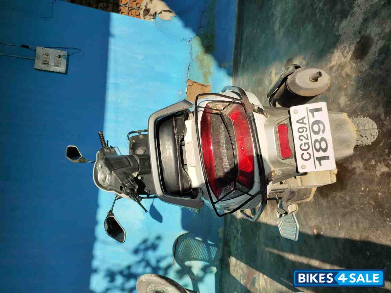 White Mahindra Gusto