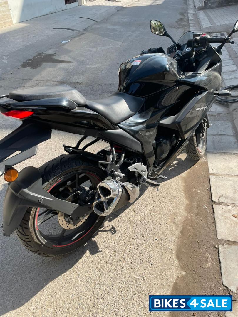 Black Sparkle Suzuki Gixxer SF Fi