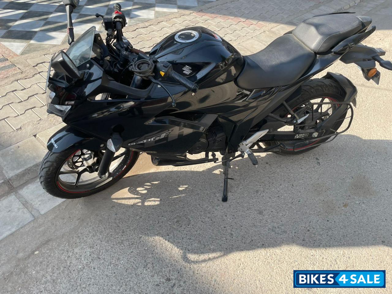 Black Sparkle Suzuki Gixxer SF Fi