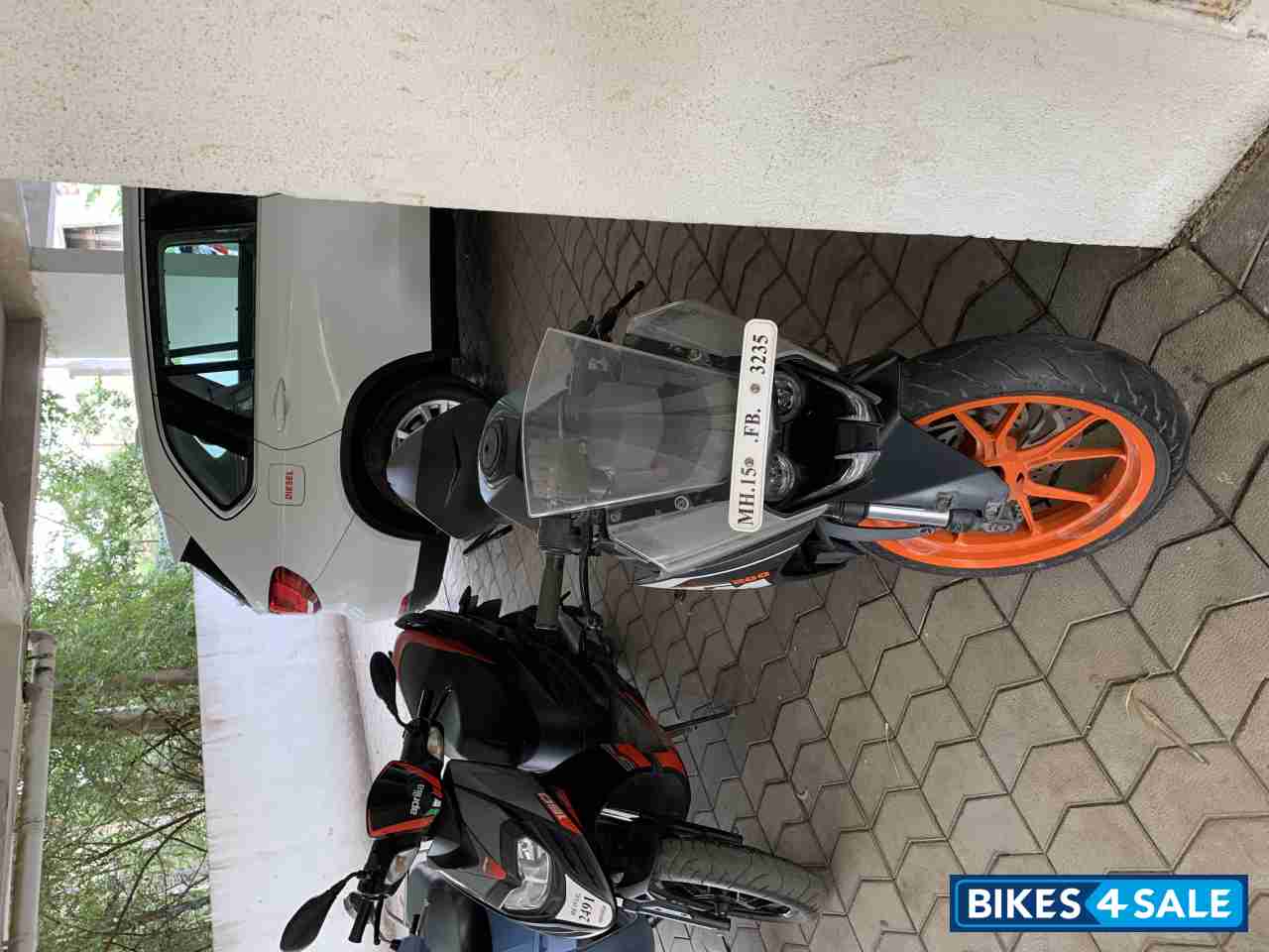 Black KTM RC 200