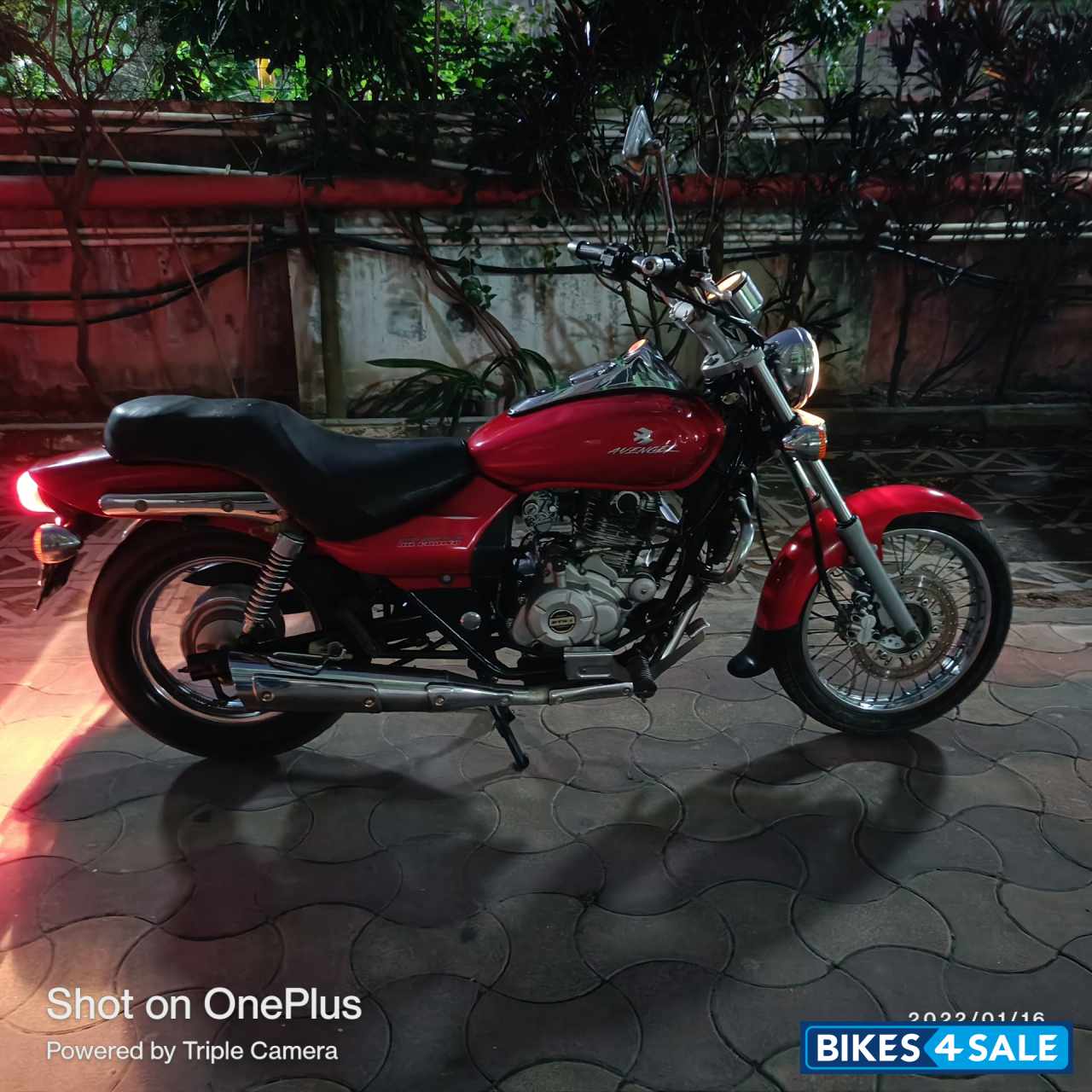Red Bajaj Avenger 220 DTS-i