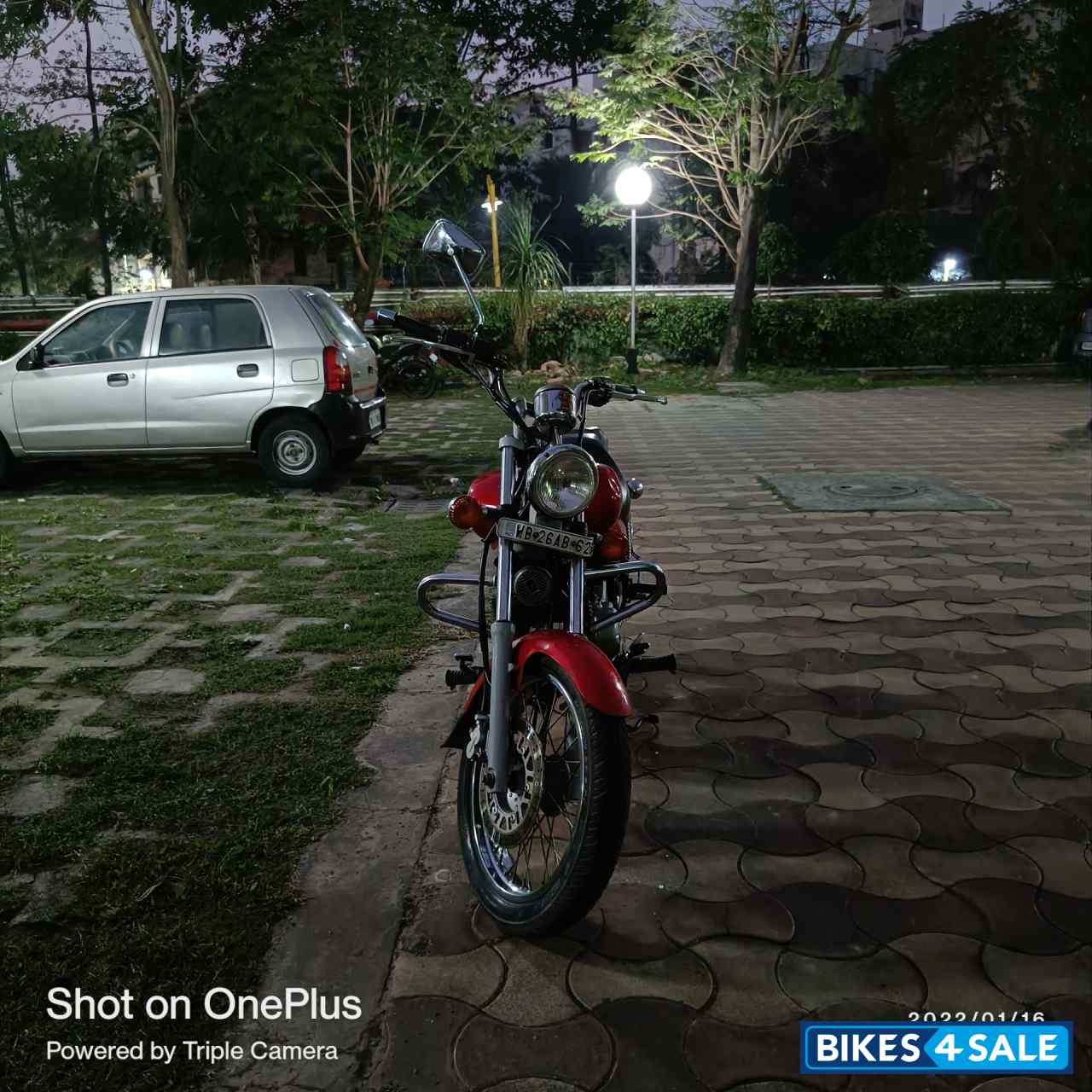 Red Bajaj Avenger 220 DTS-i