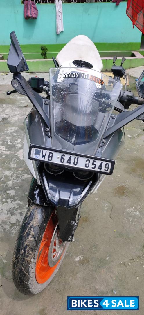 White KTM RC 200