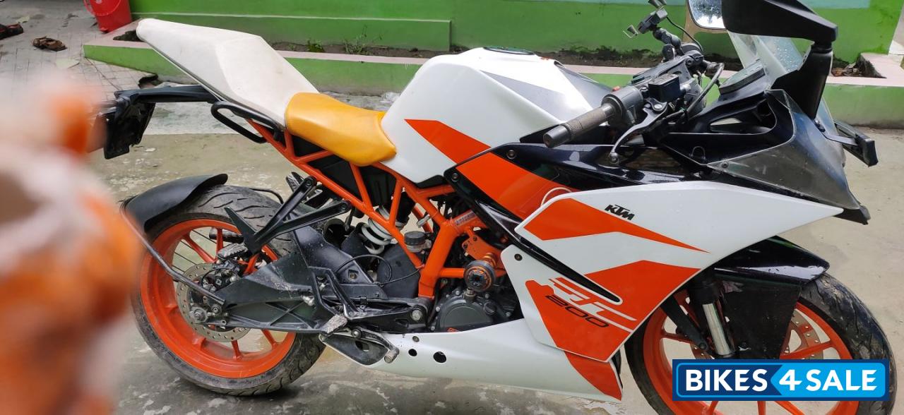 White KTM RC 200