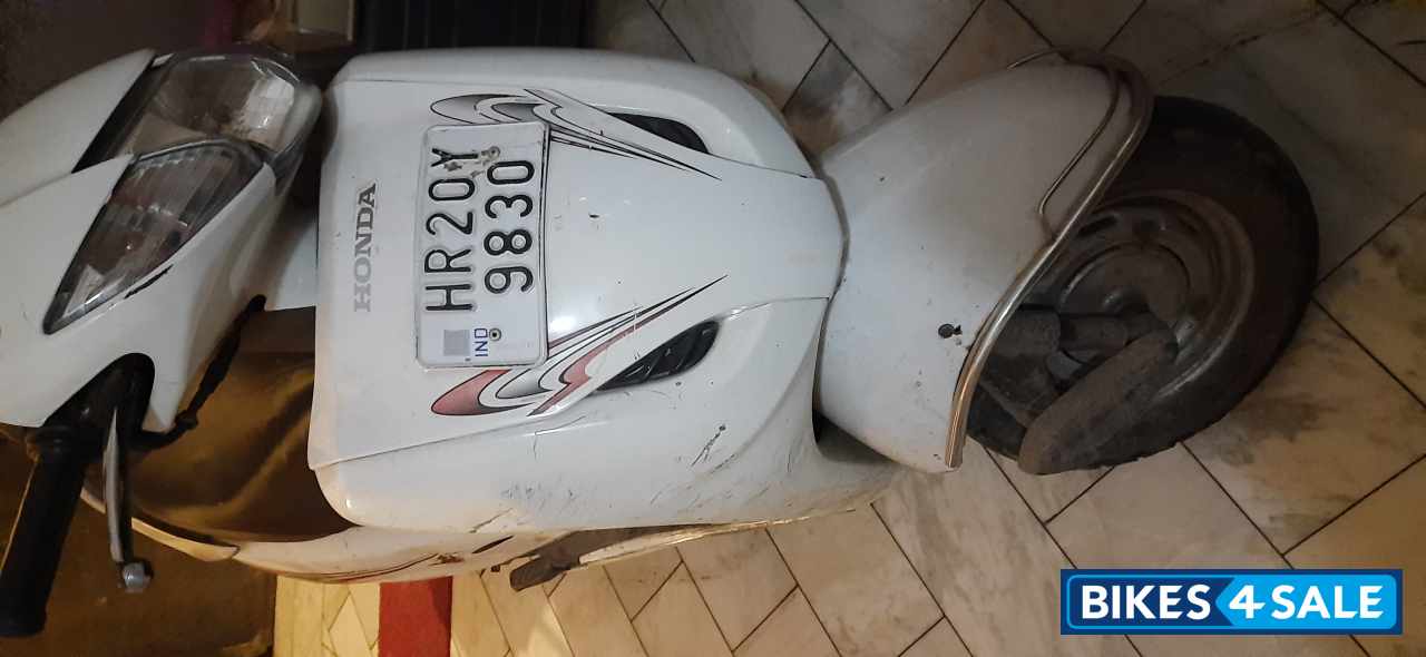 P S White Honda Activa