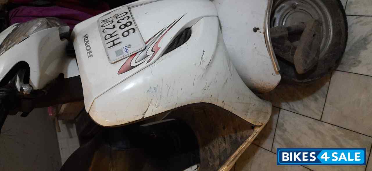 P S White Honda Activa